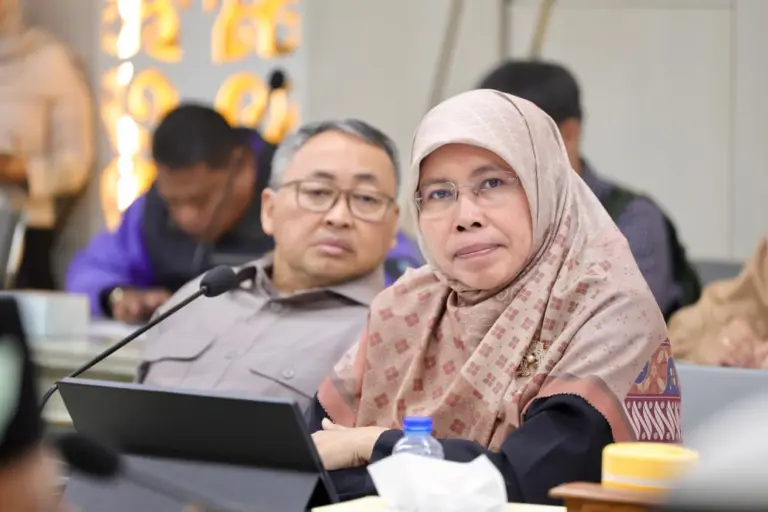 Komisi V DPRD Jabar Terima Aspirasi Masyarakat Dorong Perda Perlindungan Keluarga Wakil Ketua Komisi V DPRD Jabar, Siti Muntamah