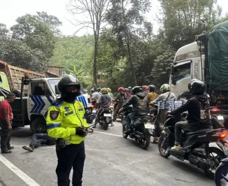 Polisi Evakuasi Truk Terguling dan Urai Kemacetan di Jalur Bandung–Garut Polisi Evakuasi Truk Terguling dan Urai Kemacetan di Jalur Bandung–Garut