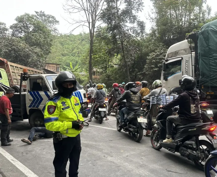 Polisi Evakuasi Truk Terguling dan Urai Kemacetan di Jalur Bandung–Garut