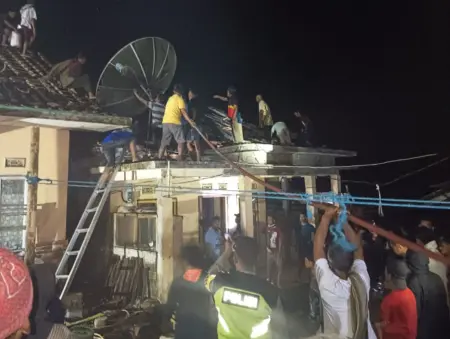 Diduga Korsleting Listrik, Rumah Dua Lantai di Pakenjeng Hangus Terbakar, Kerugian Capai Rp50 Juta Diduga Korsleting Listrik, Rumah Dua Lantai di Pakenjeng Hangus Terbakar, Kerugian Capai Rp50 Juta