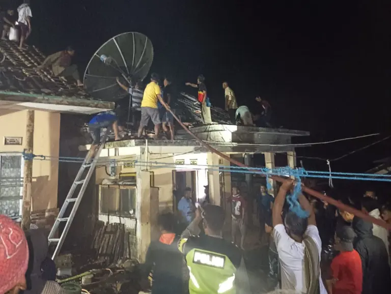 Diduga Korsleting Listrik, Rumah Dua Lantai di Pakenjeng Hangus Terbakar, Kerugian Capai Rp50 Juta Diduga Korsleting Listrik, Rumah Dua Lantai di Pakenjeng Hangus Terbakar, Kerugian Capai Rp50 Juta