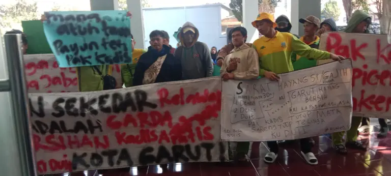 Puluhan Relawan Kebersihan DLH Garut Tuntut Kepastian Status, Upah, dan Regulasi