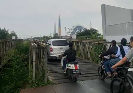 Jembatan Penghubung Summarecon–Al Jabbar Perlu Perbaikan, Kondisi Lantai Kayu Mulai Aus