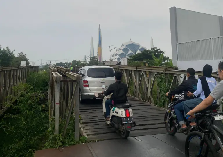 Jembatan Penghubung Summarecon–Al Jabbar Perlu Perbaikan, Kondisi Lantai Kayu Mulai Aus Jembatan Penghubung Summarecon–Al Jabbar Perlu Perbaikan, Kondisi Lantai Kayu Mulai Aus
