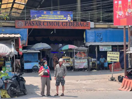 Brand Lokal vs Thrifting, Mana yang Lebih Diminati Anak Muda Bandung?