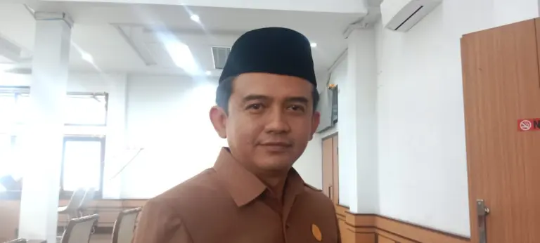 DPRD Garut Kaji Mendalam Raperda PKL, Penertiban Diubah Jadi Penataan yang Lebih Humanis Pergantian Kepala BGN Belum Berdampak pada Operasional SPPG di Garut, DPRD Tunggu Regulasi Resmi