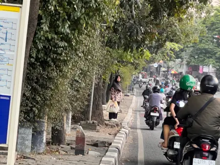 Trotoar Rusak di Jalan AH Nasution Bandung Dikeluhkan Warga, Dinilai Membahayakan Pejalan Kaki
