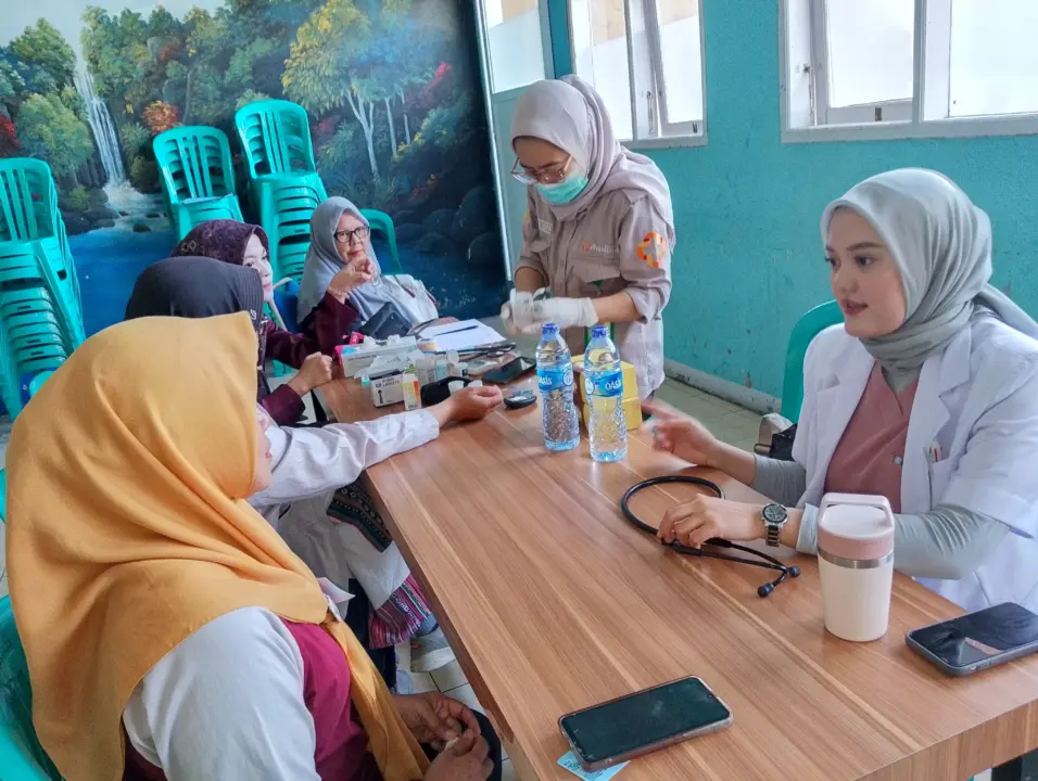 Alumni SMPN 1 Garut Gelar Cek Kesehatan Gratis, Dorong Kepedulian terhadap Kesehatan Lintas Generasi