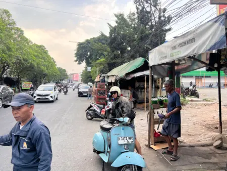 Demi Menghidupi Keluarga, PKL Tetap Bertahan Berjualan di Trotoar Jalan Ibrahim Adjie