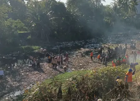 Polri dan Warga Gotong Royong Bersihkan Sungai Cipalebuh, Edukasi Masyarakat Jaga Kelestarian Lingkungan