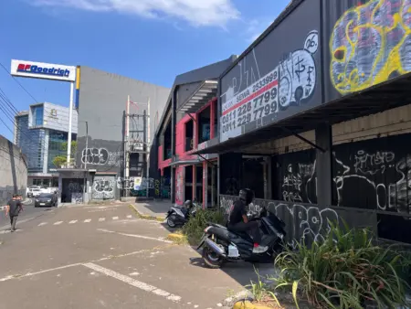 Bangunan Bekas KFC di Jalan Jakarta Beralih Fungsi, Kini Jadi Spot Favorit Pemotretan Brand Fashion Bangunan Bekas KFC di Jalan Jakarta Beralih Fungsi, Kini Jadi Spot Favorit Pemotretan Brand Fashion