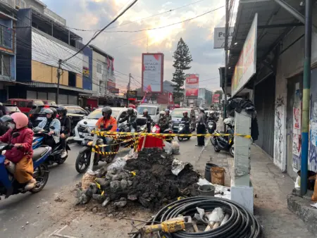 Proyek Galian di Jalan Gatot Subroto Picu Kemacetan, Pengendara Keluhkan Jalan Tak Rata Jalan Macet di Bandung akibat galian Kebel