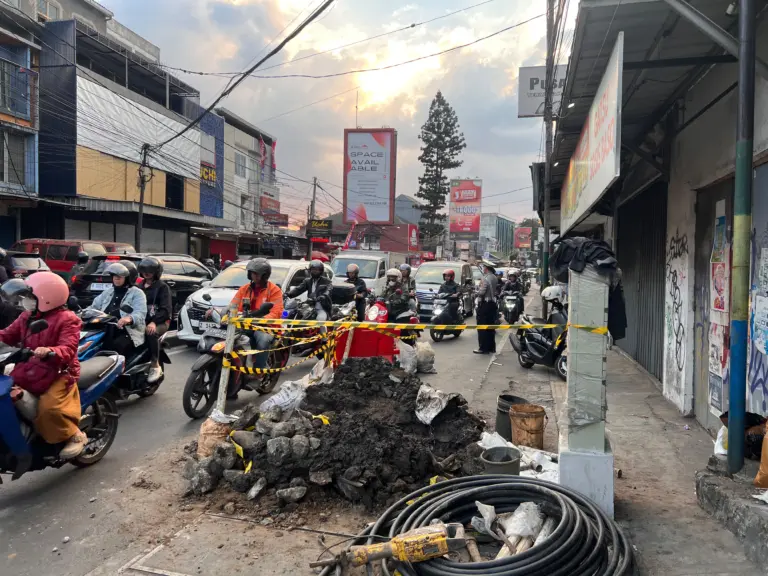 Proyek Galian di Jalan Gatot Subroto Picu Kemacetan, Pengendara Keluhkan Jalan Tak Rata Jalan Macet di Bandung akibat galian Kebel