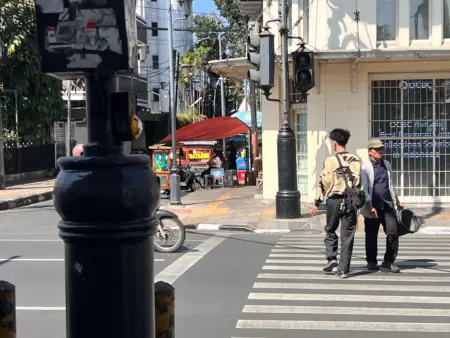 Tombol Penyeberangan di Jalan Asia Afrika Tidak Berfungsi, Pejalan Kaki Diminta Lebih Waspada Tombol Penyeberangan di Jalan Asia Afrika Tidak Berfungsi, Pejalan Kaki Diminta Lebih Waspada