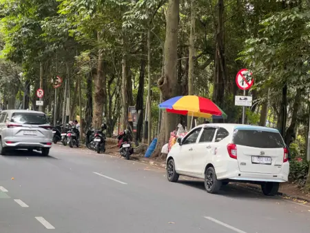 Rambu Dipasang, Pelanggaran Tetap Terjadi, Pengawasan Parkir di Jalan Seram Bandung Dipertanyakan Rambu Dipasang, Pelanggaran Tetap Terjadi, Pengawasan Parkir di Jalan Seram Bandung Dipertanyakan