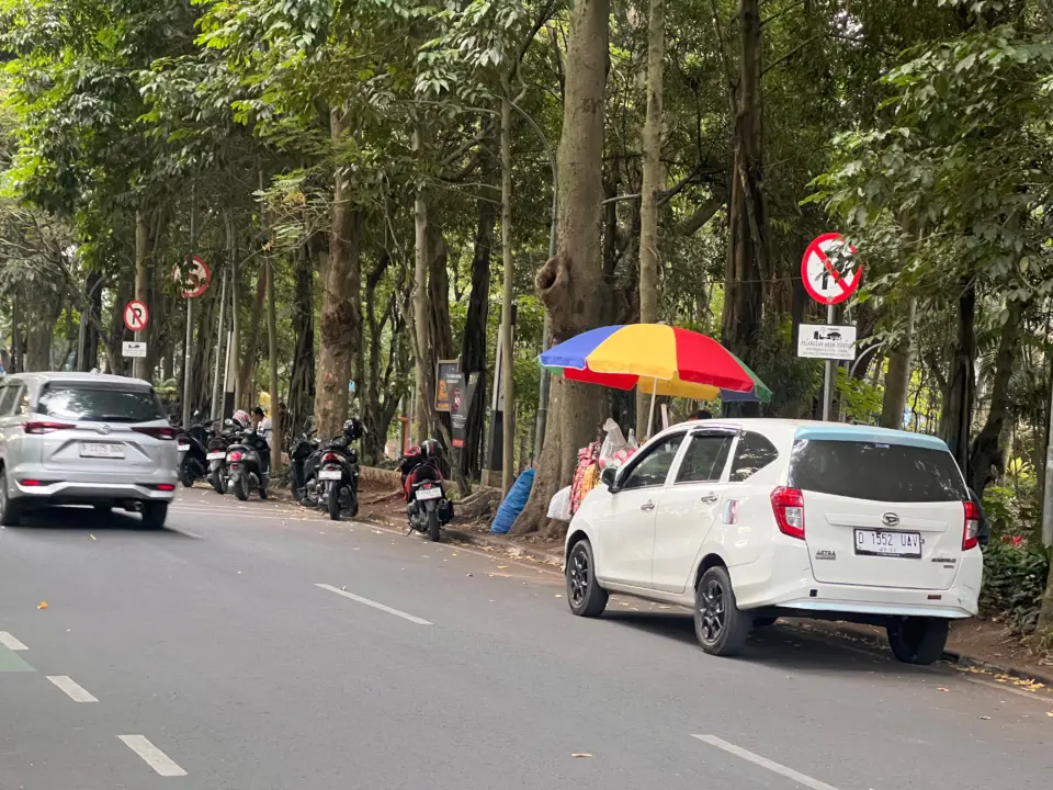 Rambu Dipasang, Pelanggaran Tetap Terjadi, Pengawasan Parkir di Jalan Seram Bandung Dipertanyakan