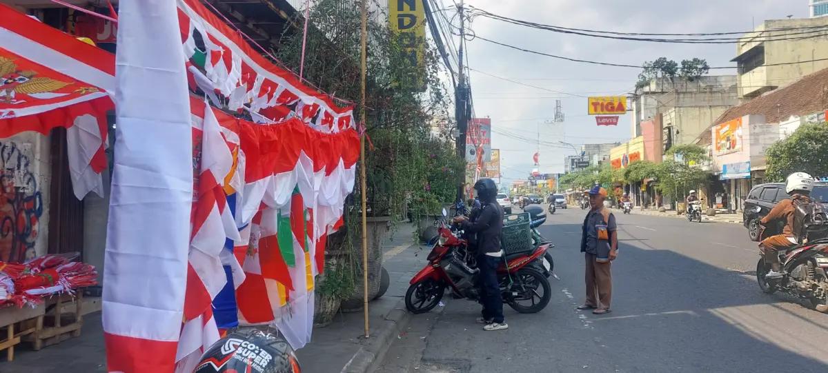 Merah putih mulai berkibar di sepanjang Jalan A. Yani, Bandung. Pedagang musiman kembali membuka lapak, menanti ramainya pembeli menjelang peringatan Hari Kemerdekaan Indonesia