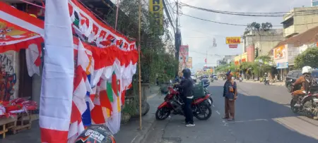 Jelang HUT ke-80 RI, Pedagang Bendera di Bandung Terhimpit Harga Bahan Baku dan Gempuran Toko Online Merah putih mulai berkibar di sepanjang Jalan A. Yani, Bandung. Pedagang musiman kembali membuka lapak, menanti ramainya pembeli menjelang peringatan Hari Kemerdekaan Indonesia