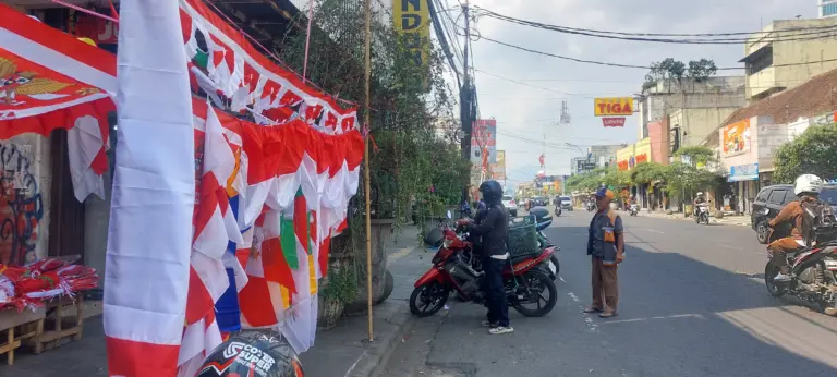 Pelarangan Jualan di Trotoar, Pengamat Usul Solusi bagi Penjual Bendera Musiman Merah putih mulai berkibar di sepanjang Jalan A. Yani, Bandung. Pedagang musiman kembali membuka lapak, menanti ramainya pembeli menjelang peringatan Hari Kemerdekaan Indonesia