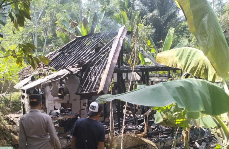 Diduga Akibat Korsleting Listrik, Rumah Panggung di Banjarwangi Ludes Terbakar Diduga Akibat Korsleting Listrik, Rumah Panggung di Banjarwangi Ludes Terbakar