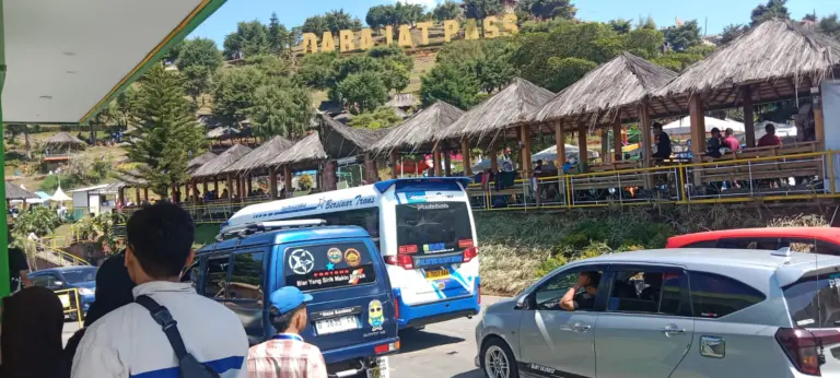 Pengunjung Keluhkan Minimnya Fasilitas di Darajat Pass Saat Libur Panjang Darajat pass Garut dipadati pengunjung kenyamanan terganggu (Rida/Koran Mandala)