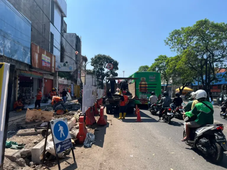 Trotoar Jalan Ahmad Yani Ditutup Proyek, Pejalan Kaki Dipaksa Berjalan di Bahu Jalan