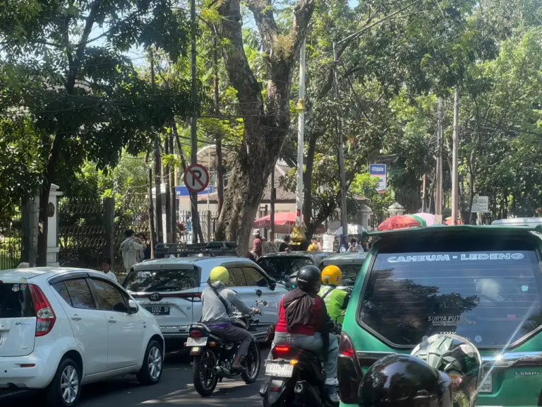 Parkir Liar dan PKL di Trotoar Picu Kemacetan di Jalan Diponegoro Bandung