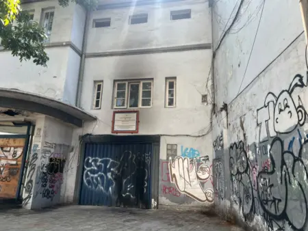 Aksi Vandalisme Kotori Gedung Pensil, Warga Soroti Minimnya Perawatan Cagar Budaya di Bandung (Wistia Adi Nurahman/Koranmandala)
