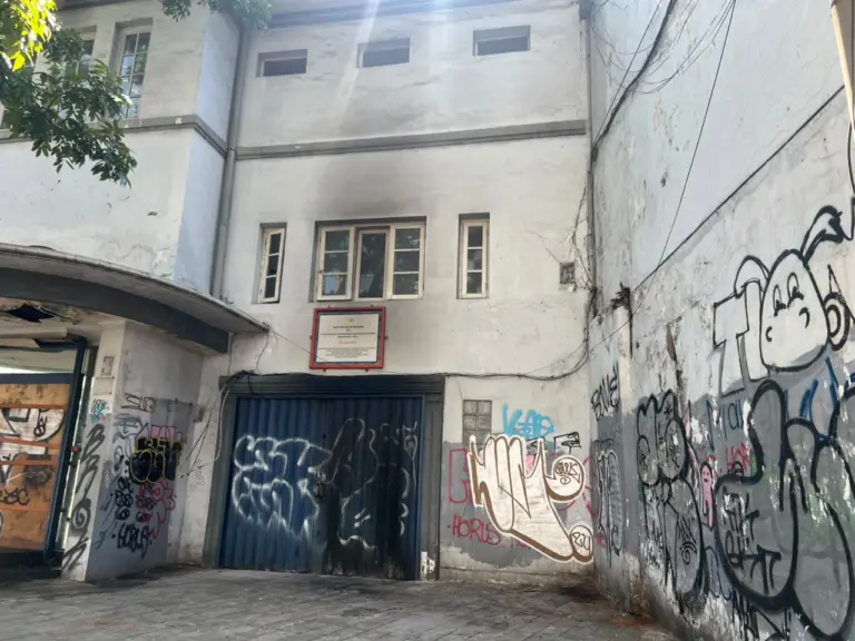 Aksi Vandalisme Kotori Gedung Pensil, Warga Soroti Minimnya Perawatan Cagar Budaya di Bandung (Wistia Adi Nurahman/Koranmandala)