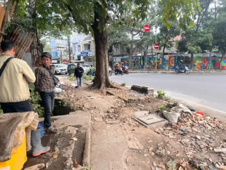 Trotoar di Perempatan Jalan Sunda Bandung Rusak dan Dipenuhi Sampah, Pejalan Kaki Terpaksa Turun ke Jalan