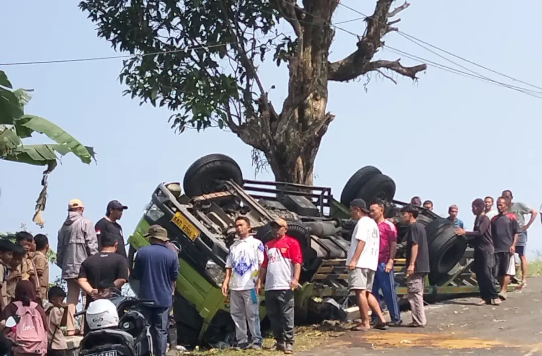 Rem Blong, Truk Bermuatan Material Bangunan Terguling di Pamulihan Garut