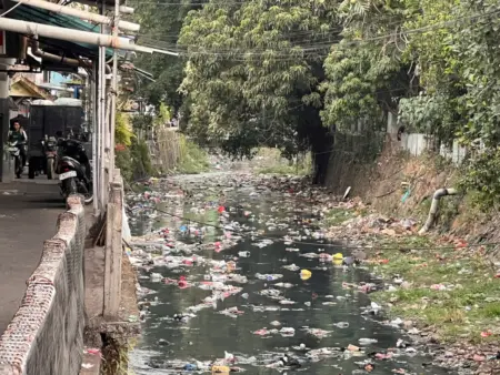 Sungai di Babakan Surabaya Dipenuhi Sampah, Warga Keluhkan Bau dan Ancaman Genangan