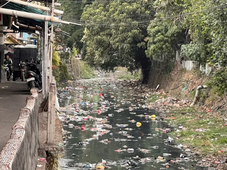 Sungai di Babakan Surabaya Dipenuhi Sampah, Warga Keluhkan Bau Sungai di Babakan Surabaya Dipenuhi Sampah, Warga Keluhkan Bau dan Ancaman Genangan