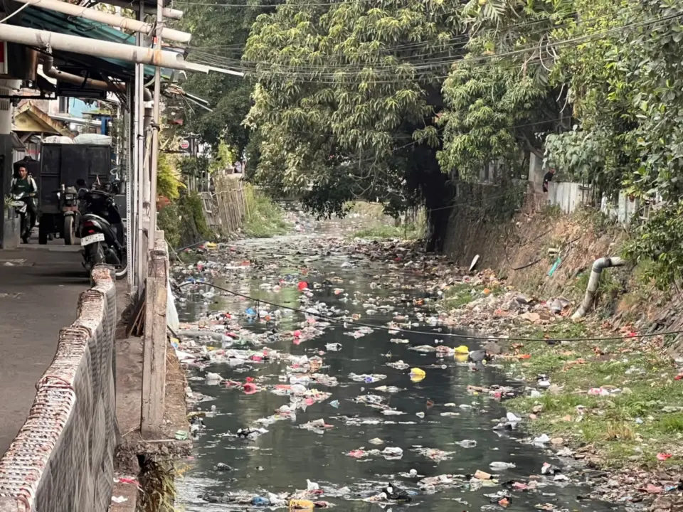 Sungai di Babakan Surabaya Dipenuhi Sampah, Warga Keluhkan Bau dan Ancaman Genangan