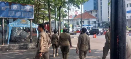Personel Satpol PP Kota Bandung melakukan patroli rutin di kawasan Alun-Alun Bandung, Kamis (30/7/2026)