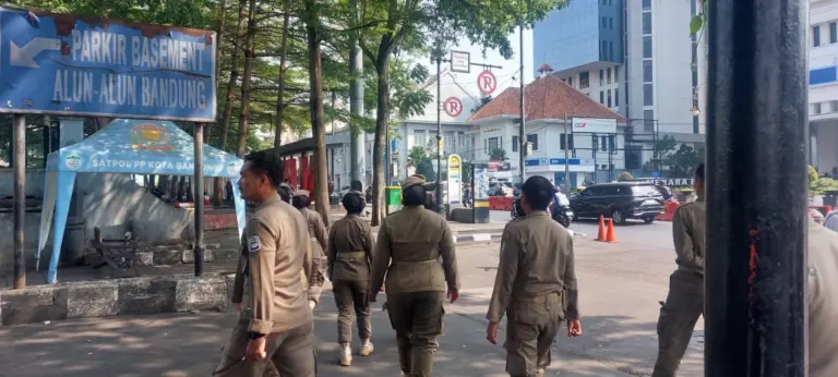 Personel Satpol PP Kota Bandung melakukan patroli rutin di kawasan Alun-Alun Bandung, Kamis (30/7/2026)