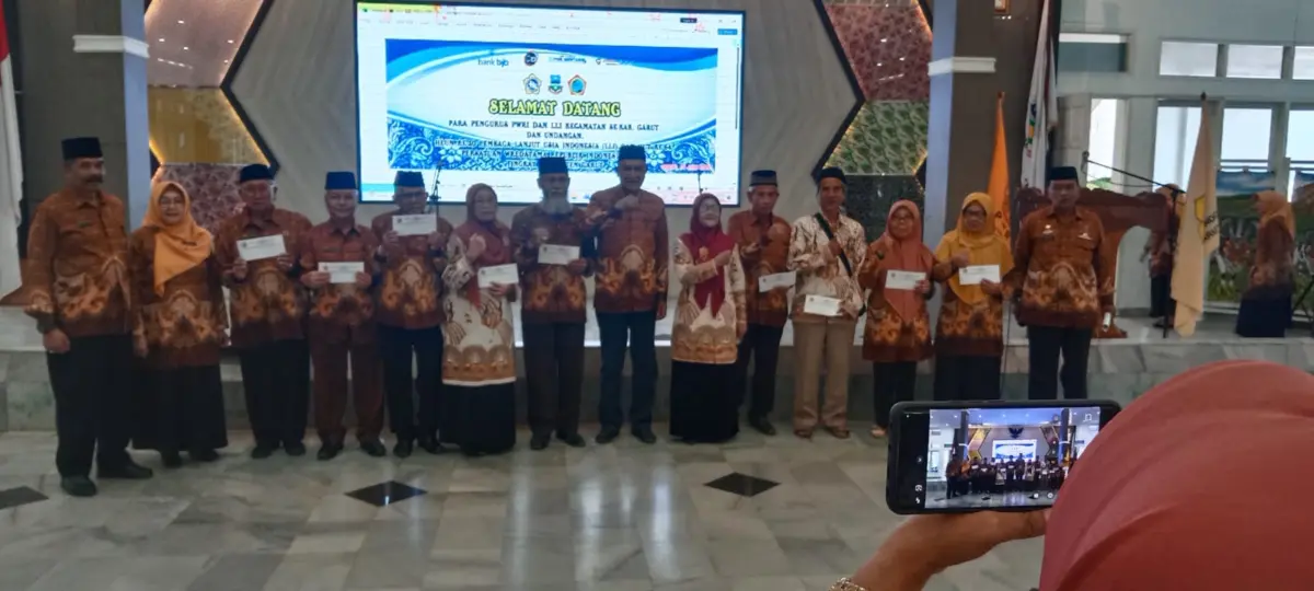 Tanpa Hibah Pemda, PWRI dan LLI Garut Satukan Kepedulian Lewat Santunan dan Bakti Sosial (Rida/Koran Mandala)