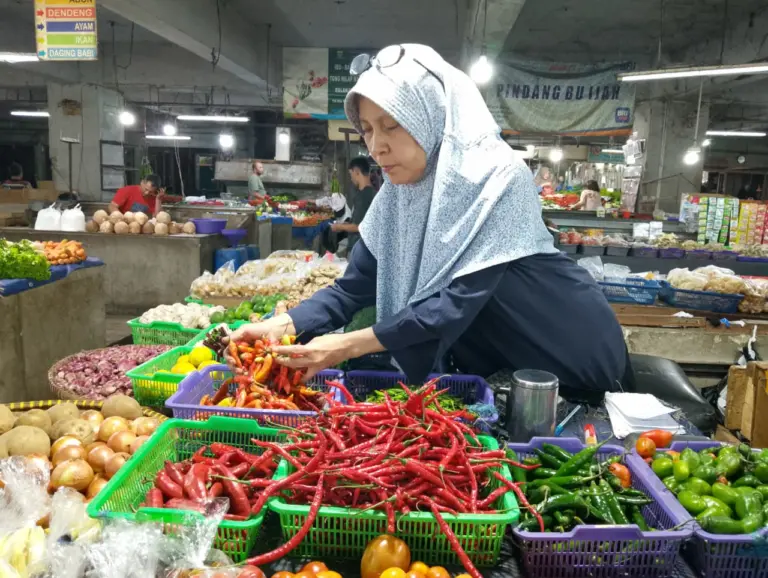 Musim Kemarau Picu Kenaikan Harga Sayuran di Pasar Kosambi Bandung Suasana Di pasar Kosambi Bandung (Sarah/Koran Mandala)