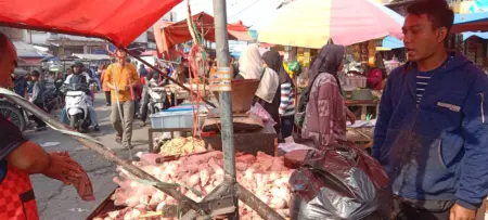Daging Ayam di Pasar Ciawitali Garut Mulai Naik Jelang Masuk Sekolah Pedagang daging ayam pasar Ciawitali Garut harga mulai naik (Rida/Koran Mandala)