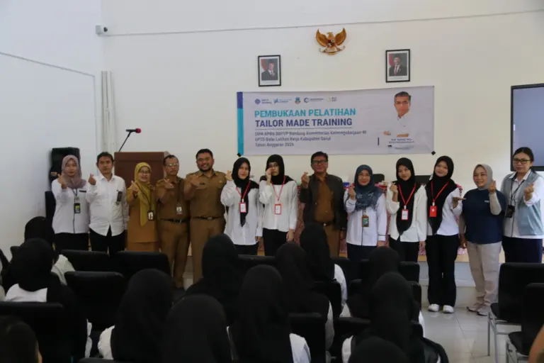 Pelatihan menjahit sepatu di BLK Garut