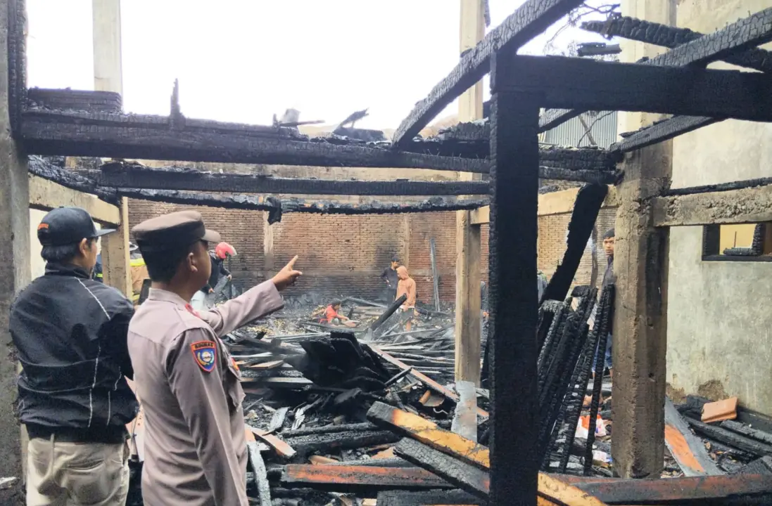 Gudang Produksi Kusen Kayu di Bayongbong Terbakar, Kerugian Ditaksir Capai Rp300 Juta