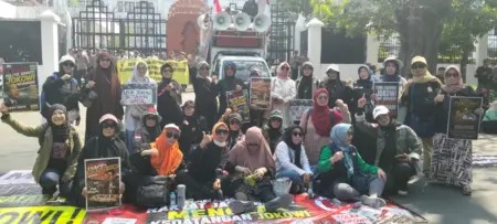 Masa Geruduk DPRD Jabar, Tolak Rencana Safari Politik Jokowi ke Jawa Barat Massa Geruduk DPRD Jabar, Tolak Rencana Safari Politik Jokowi ke Jawa Barat