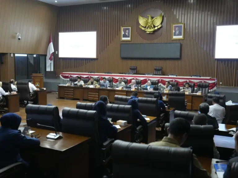 Komisi III DPRD Bandung Soroti Pemangkasan Anggaran, Operasional Damkar Terancam Lumpuh hingga Risiko TPA Kolaps