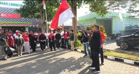 Jalan Santai HUT RI, DLH Garut Kumpulkan 60 Kg Sampah DLH Kabupaten Garut mengikuti lomba jalan santai sambil memungut sampah dalam rangka memperingati HUT RI ke-81.