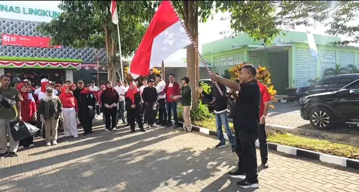 DLH Kabupaten Garut mengikuti lomba jalan santai sambil memungut sampah dalam rangka memperingati HUT RI ke-81.