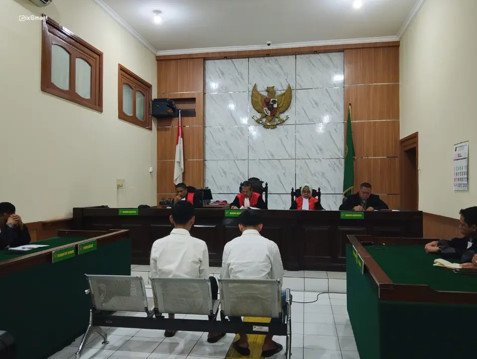 Dua terdakwa kasus pencemaran nama baik terhadap pengusaha skincare Heni Sagara, yakni Ferry Marjani dan Restu Rizky Ramdhani menjalani sidang putusan. Kamis (13/8/2026)