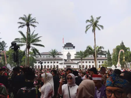Antusias warga Jabar saat mengadiri upacara HUT RI di Gedung Sate. Senin (17/8/2026)