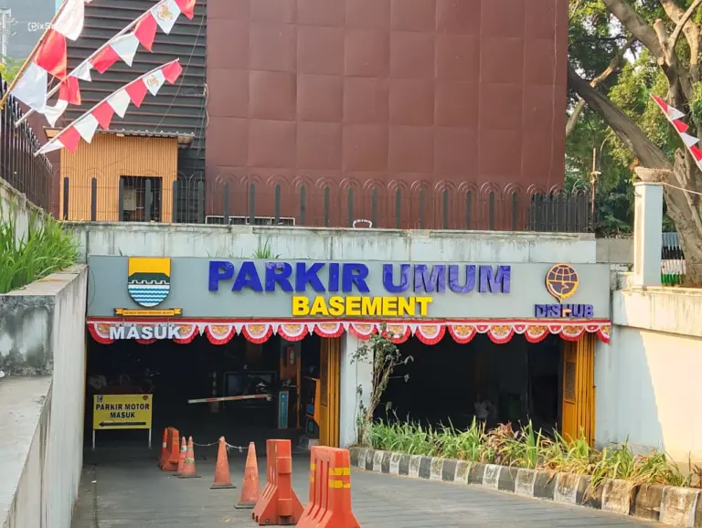 Sisi Lain Alun-Alun Bandung, Basement Dikeluhkan Bau Pesing dan Kumuh Parkir umum Alun-Alun Bandung (Sarah/Koran Mandala)