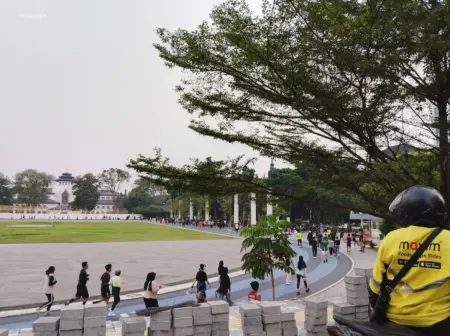 Revitalisasi Gedung Sate-Gasibu, Warga Menanti Hasil Akhir Seorang pengemudi ojek online melihat ke arah kawasan Gedung Sate yang masih dalam proses revitalisasi (Sarah/Koran Mandala)