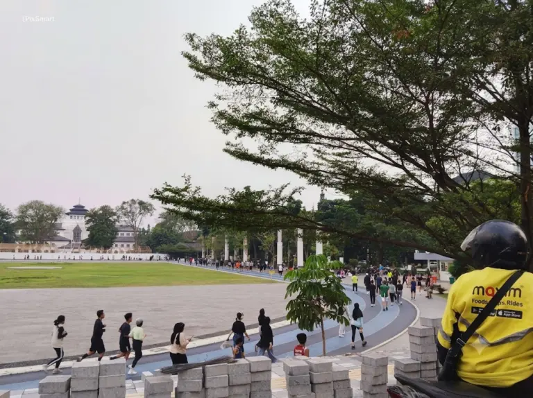 Seorang pengemudi ojek online melihat ke arah kawasan Gedung Sate yang masih dalam proses revitalisasi (Sarah/Koran Mandala)